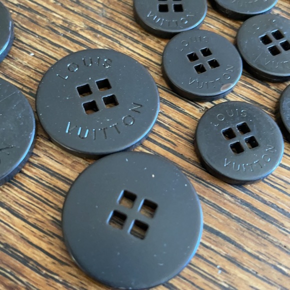 Louis Vuitton Buttons🤎 - Picture 6 of 8